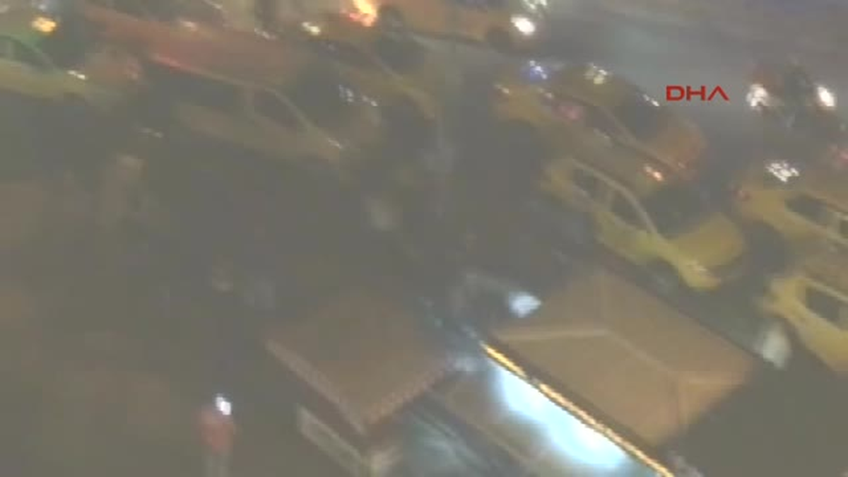 Kadıköy\'de Taksiciler ile Dolmuşcular Arasında Silahlı Kavga Kamerada