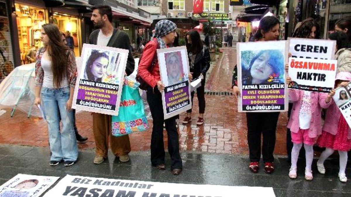 Kadın Cinayetleri Yağmur Altında Protesto Edildi