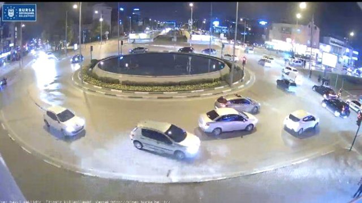 Kaldırımdaki Şüpheli Paketler Polisi Alarma Geçirdi