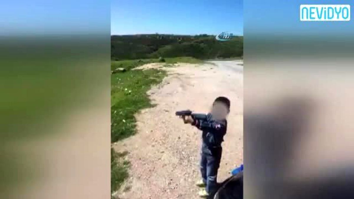 Kan Donduran Görüntüler! Küçücük Çocuğunun Eline Silah Verip