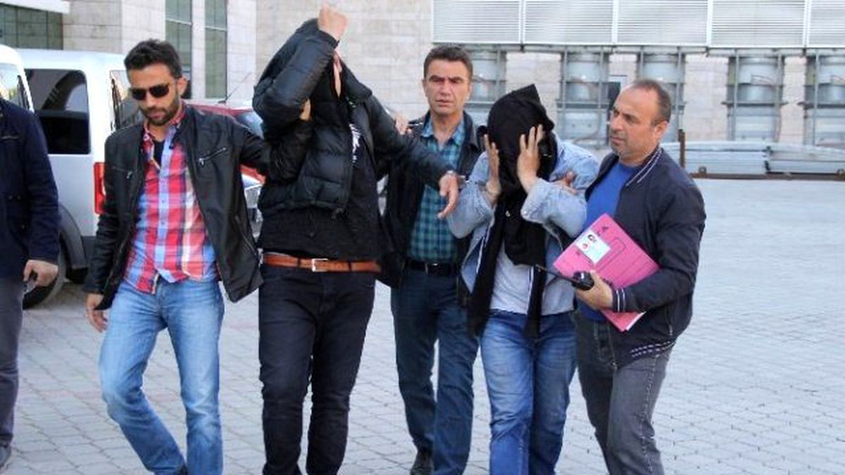 Marketten İçki Çalıp Sahilde İçtiler