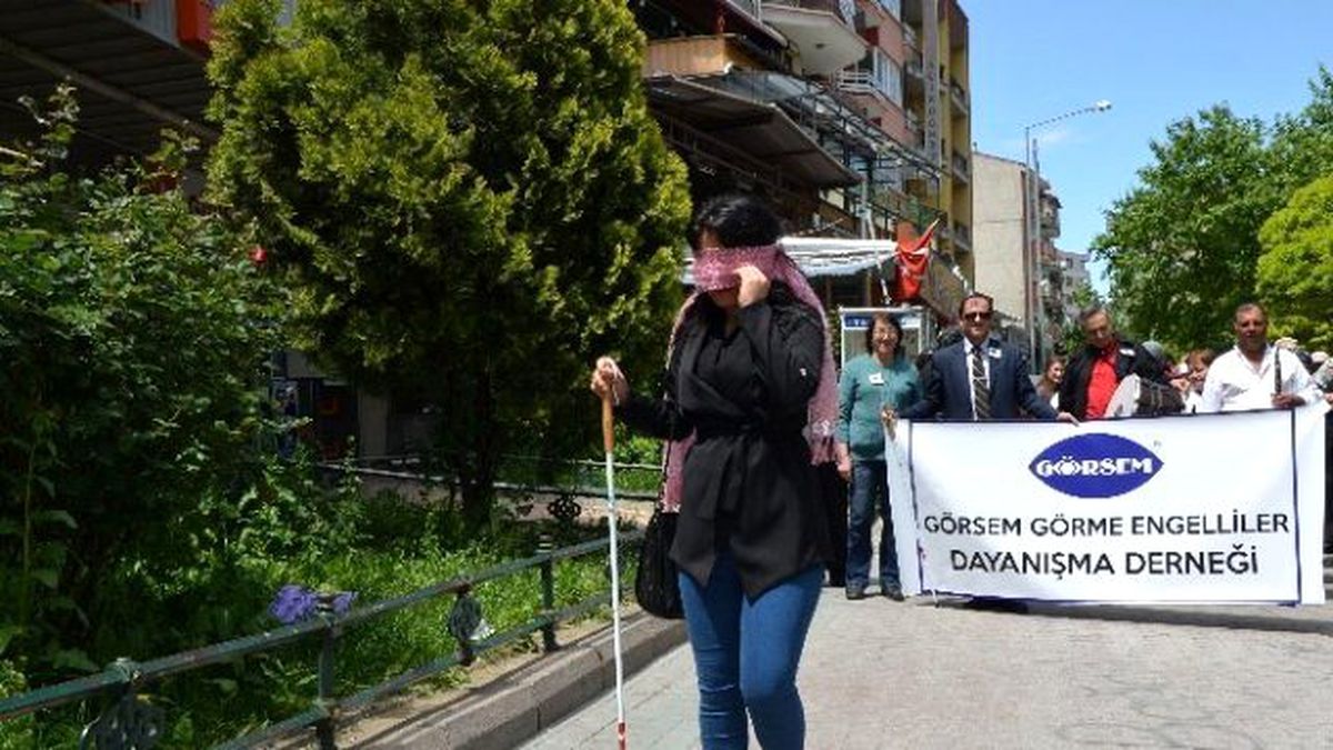 On Saniyeliğine Görme Engelli Oldular