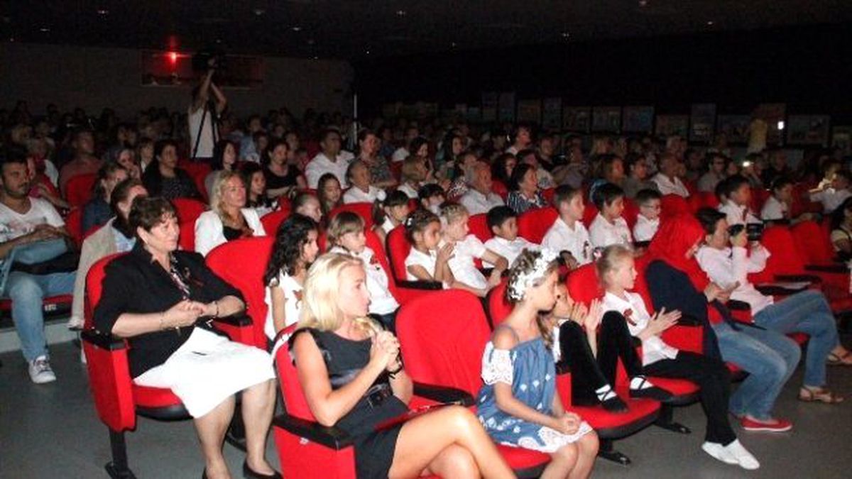 Rus Öğrenciler Danslarıyla Alkış Topladı