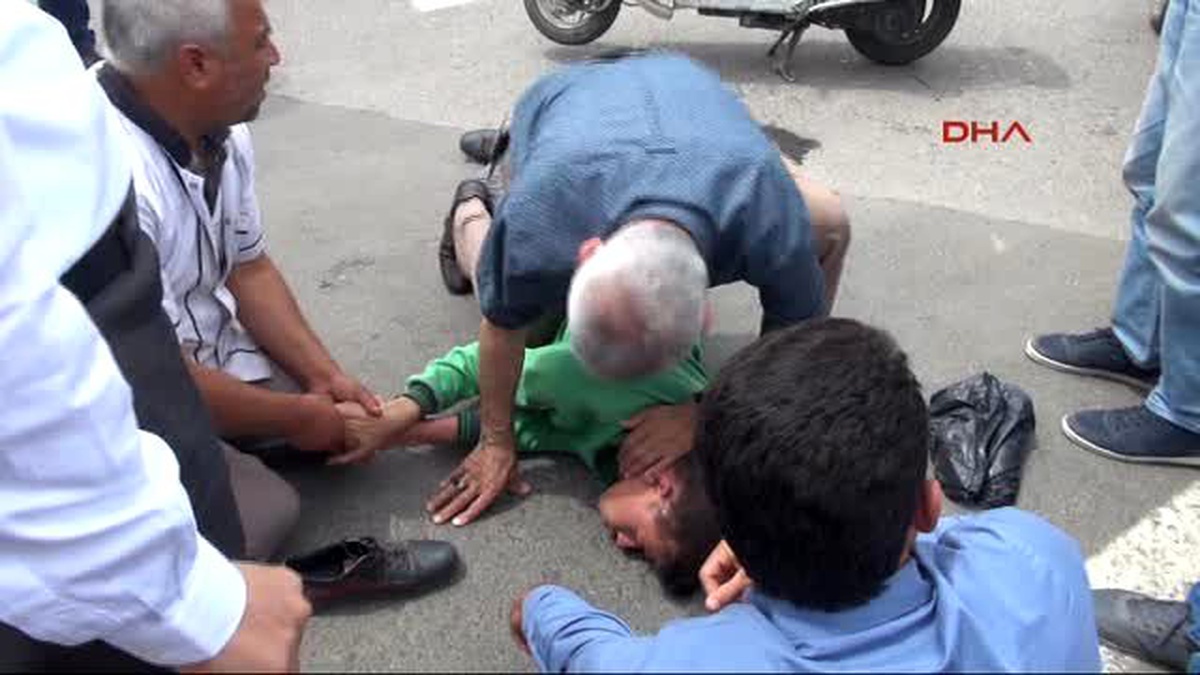 Şanlıurfa - Otomobille Çarpışan Motosikletteki 2 Liseli Yaralandı