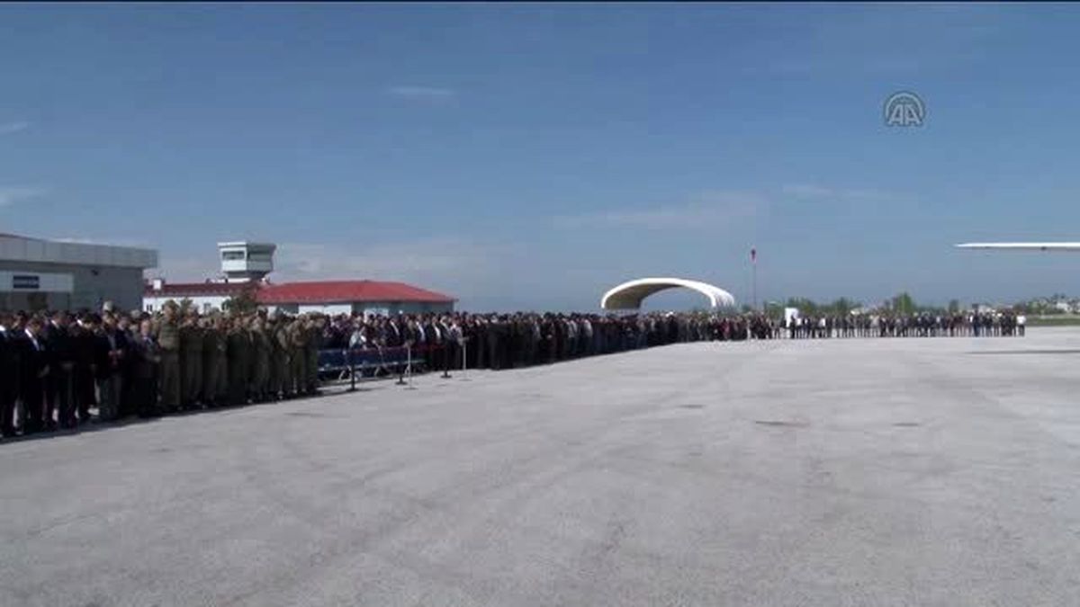 Şehidin Kızı Babasının Ayakkabısını Giydi