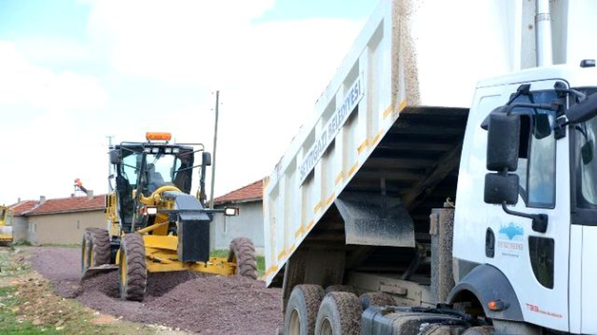 Seyitgazi\'de Yol Yapım Çalışmaları Devam Ediyor