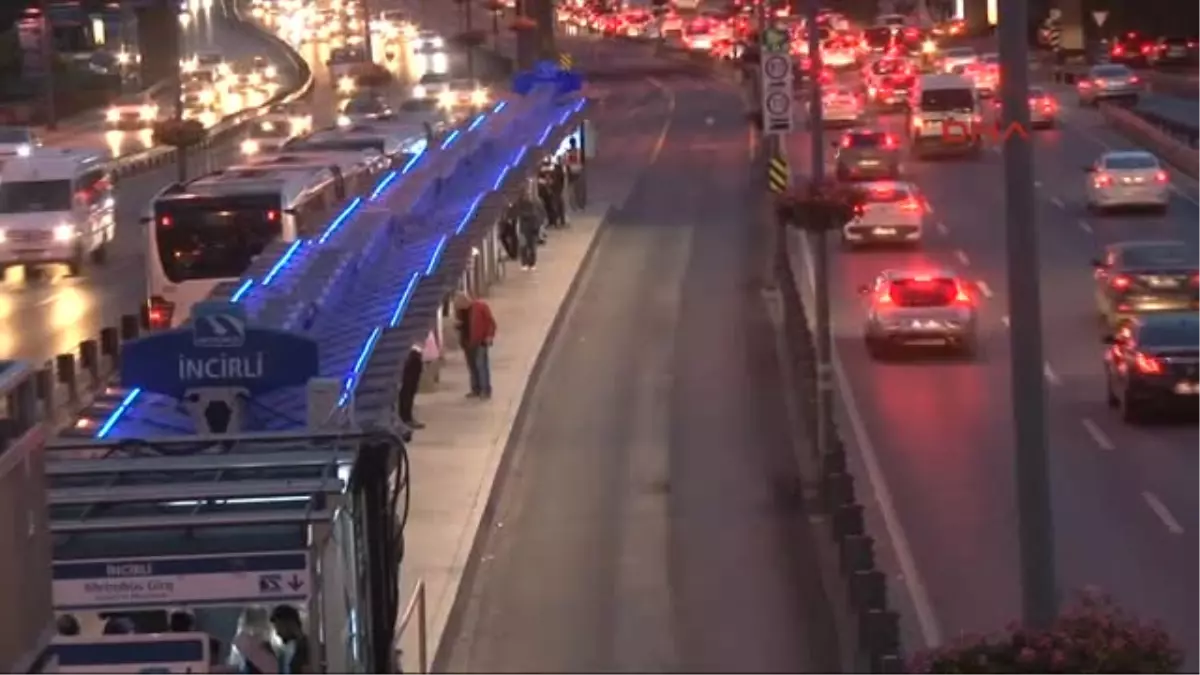 Seyyar Satıcıları Kovalayan Polise Metrobüs Çarptı