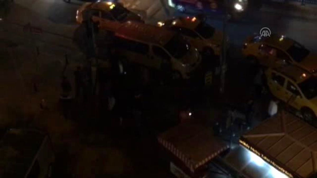 İstanbul'un Göbeğinde Taksici ve Dolmuşçuların Silahlı Kavgası Kamerada
