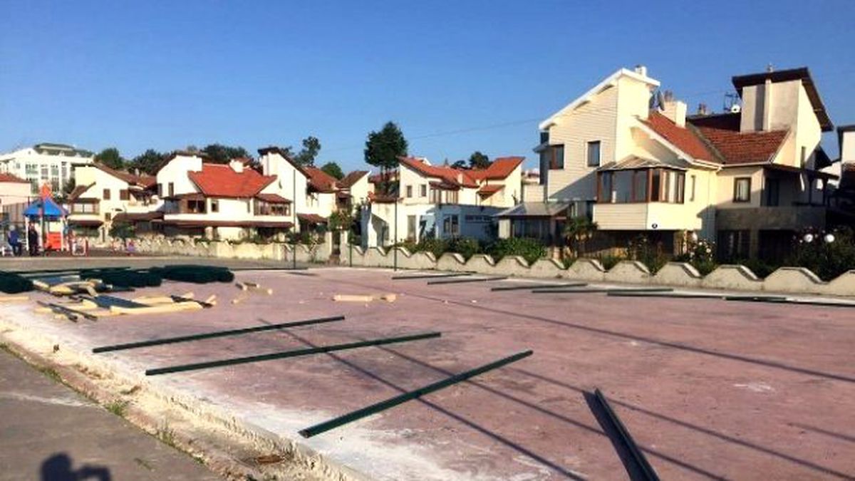 Tenis Sahasını Onarılıyor