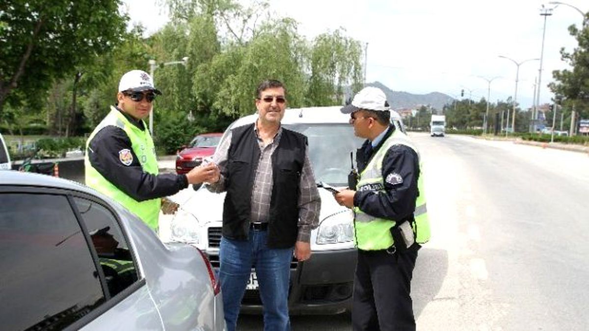 Trafik Polislerinden Ceza Yerine Leblebi