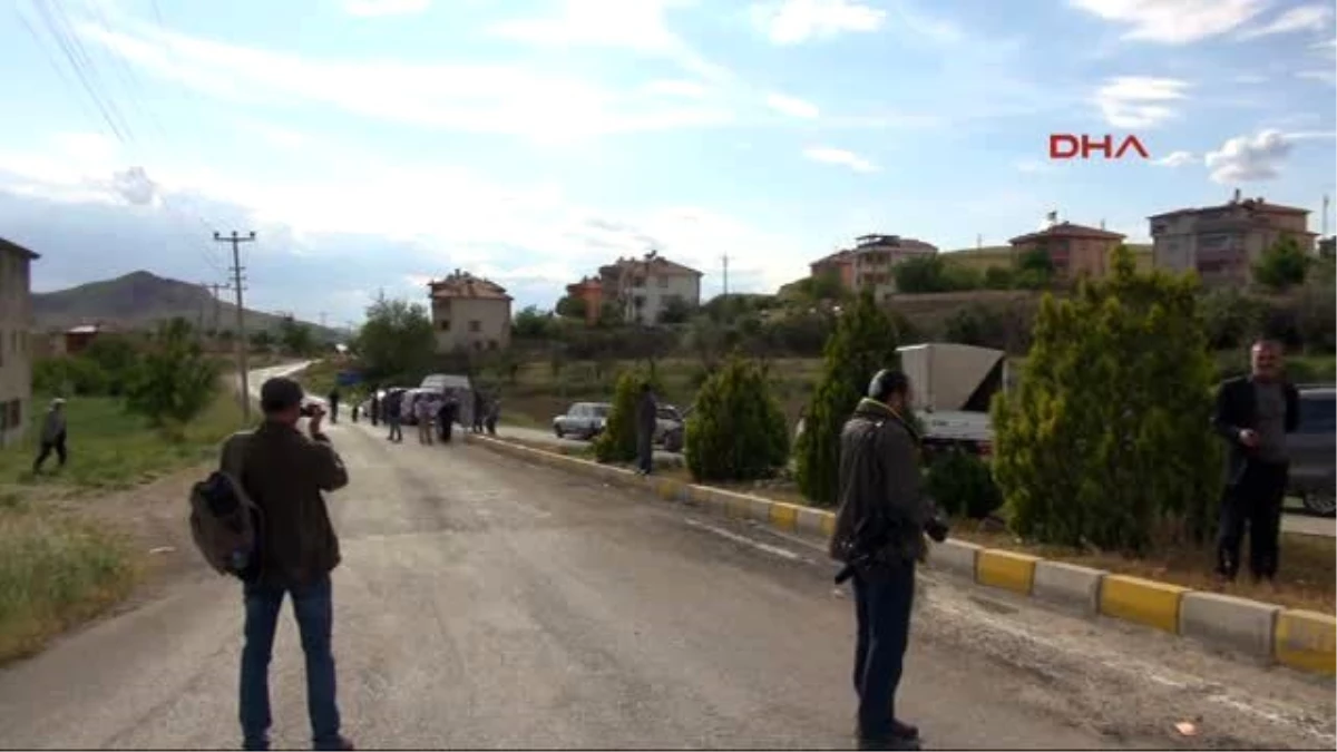 Tunceli\'de Bomba İhbarı Feribot Seferlerini Durdurdu