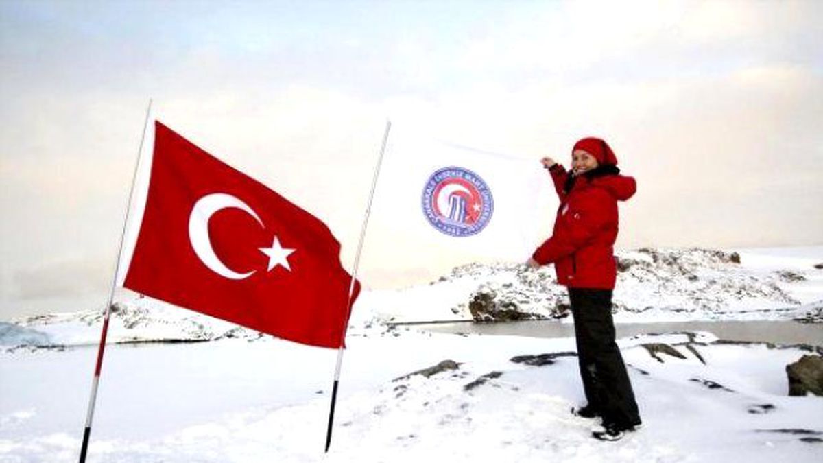 Üniversitenin Bayrağını Antarktika\'da Dalgalandırdı