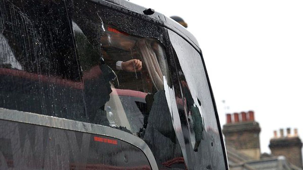 West Ham United'lı Taraftarlar, Manchester United Otobüsüne Saldırdı