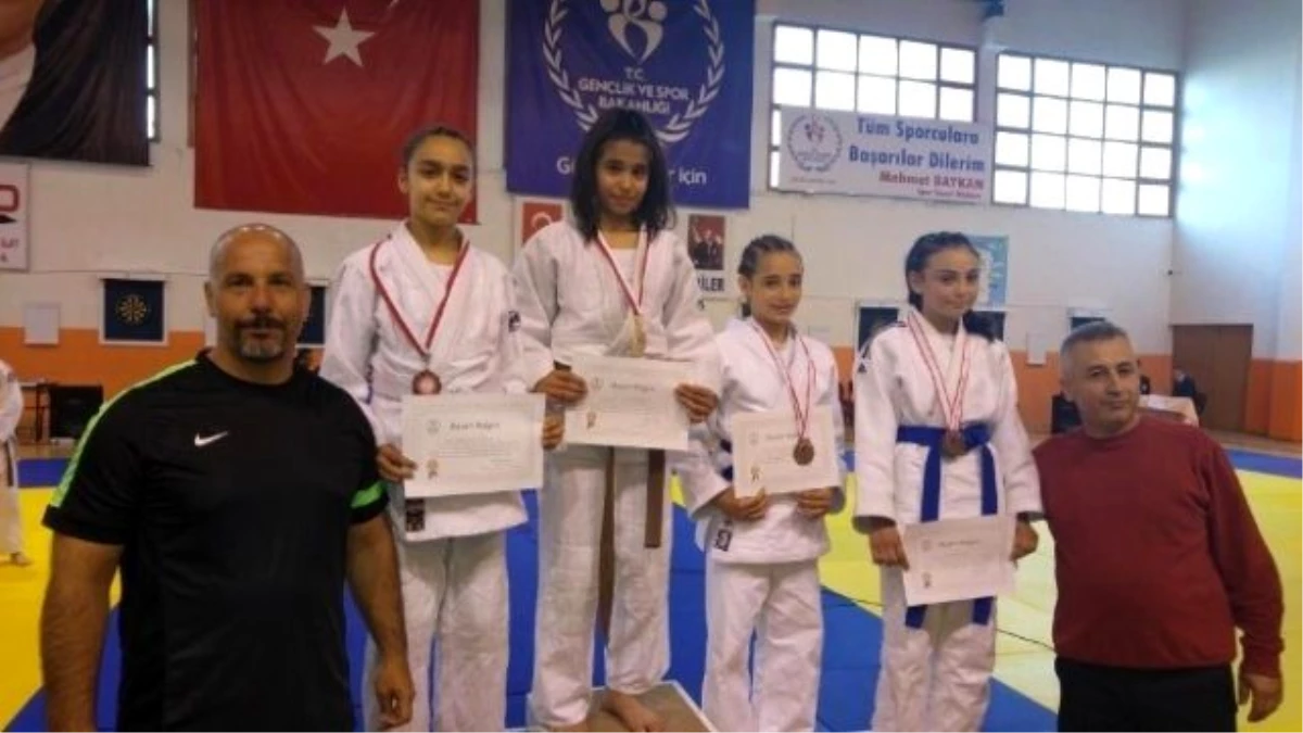 Yunusemre Belediyespor Şampiyonaya Damga Vurdu