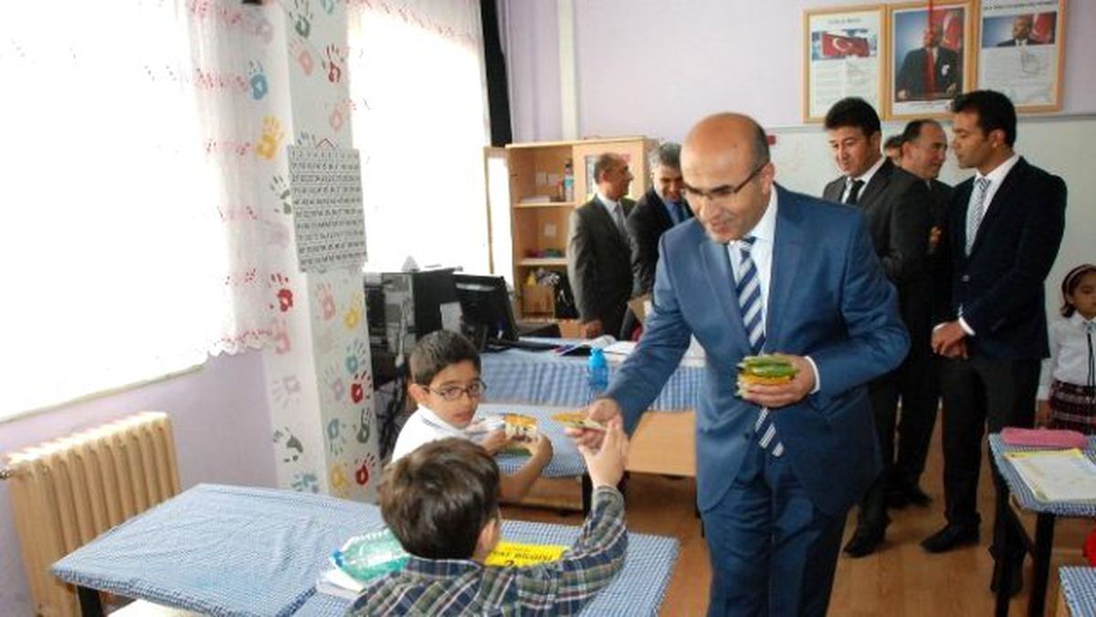 Adıyaman\'da Öğrencilere Kuru Üzüm Dağıtıldı