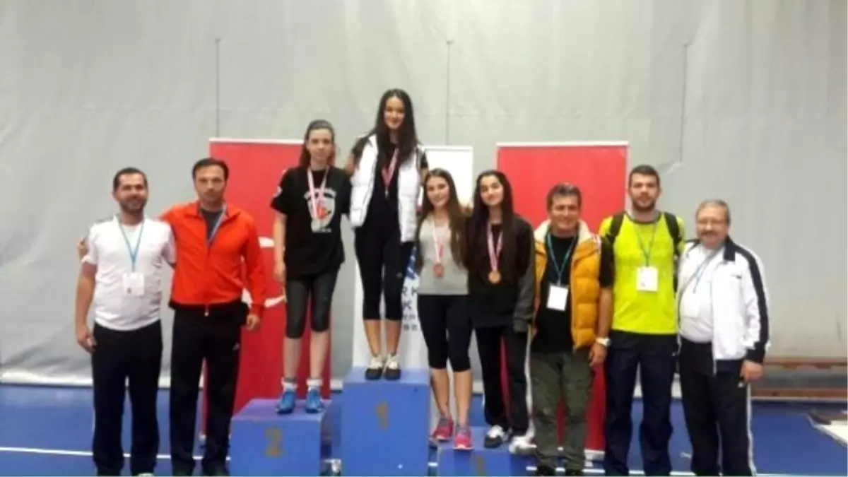 Adıyamanlı Bayan Eskrimciler Türkiye Üçüncüsü Oldu
