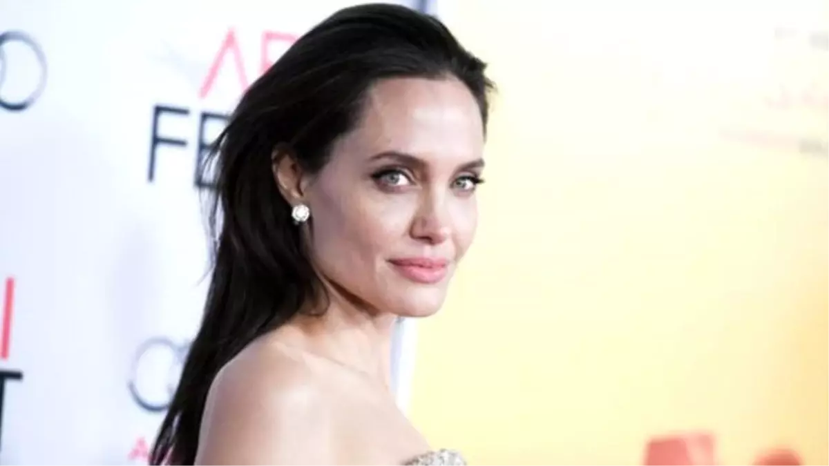 Angelina Jolie, Kamboçyalı 12 Kardeşin Hayatını Değiştirdi