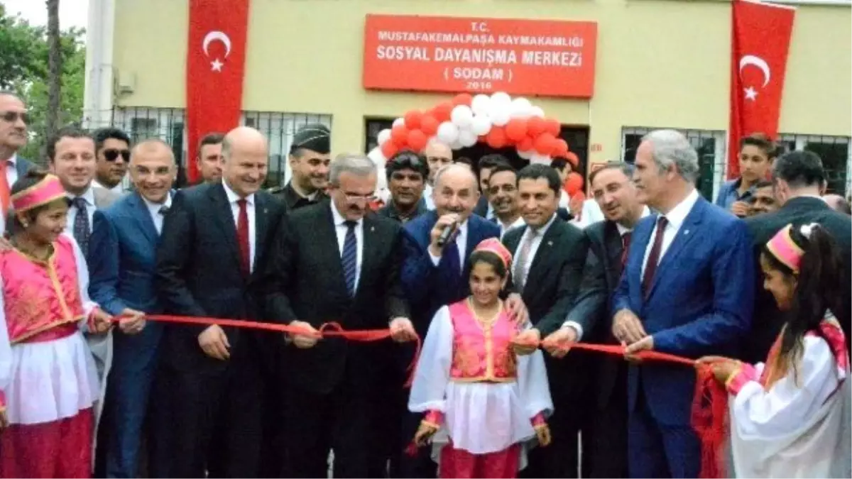 Bakandan Külliye İçin 1 Milyon Sözü Alan Romanlar Sevinçten Göbek Attı