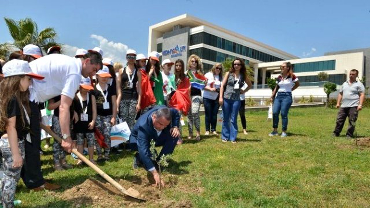Başkan Böcek, Çocuklar ile Zeytin Fidanı Dikti