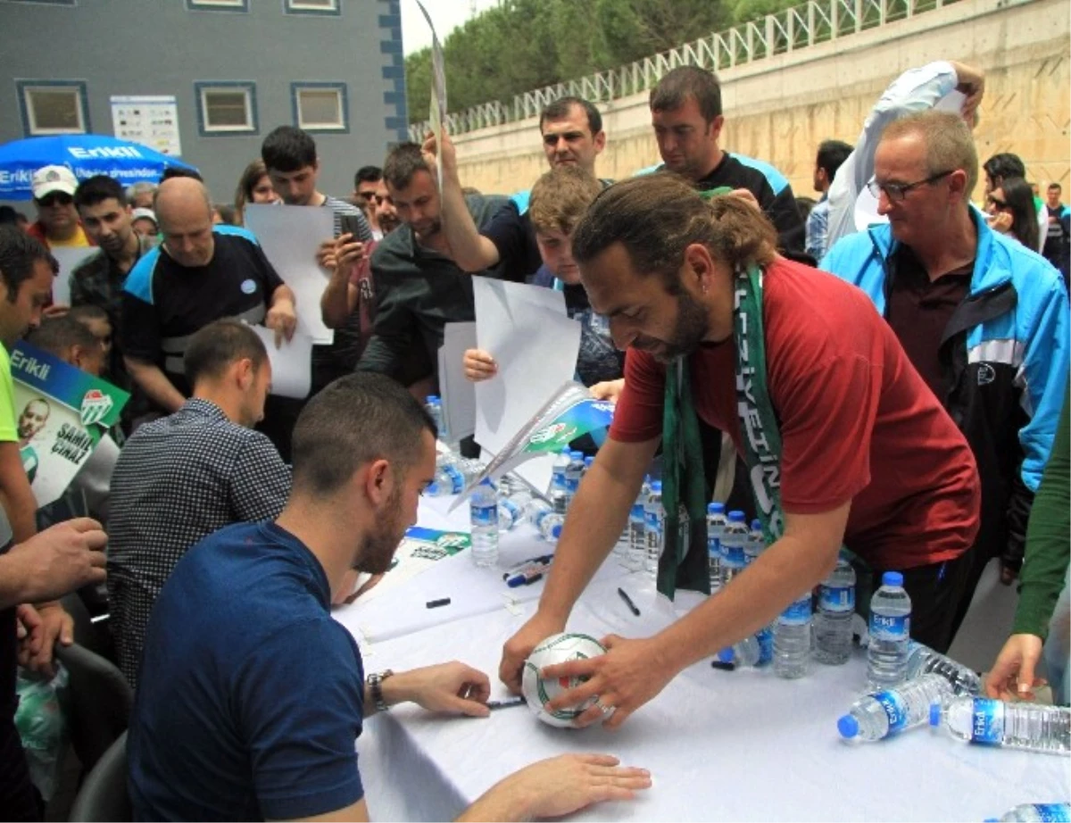 Bursasporlu Futbolcular İmza Dağıttı