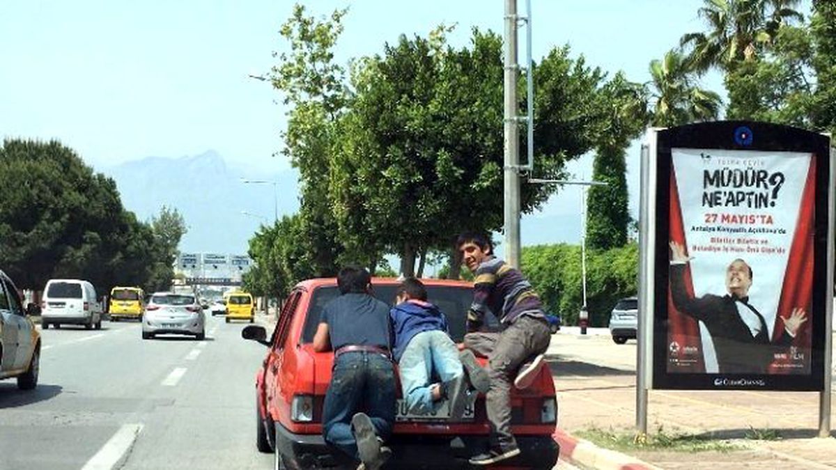 Çocukların Trafikte Tehlikeli Yardımseverliği