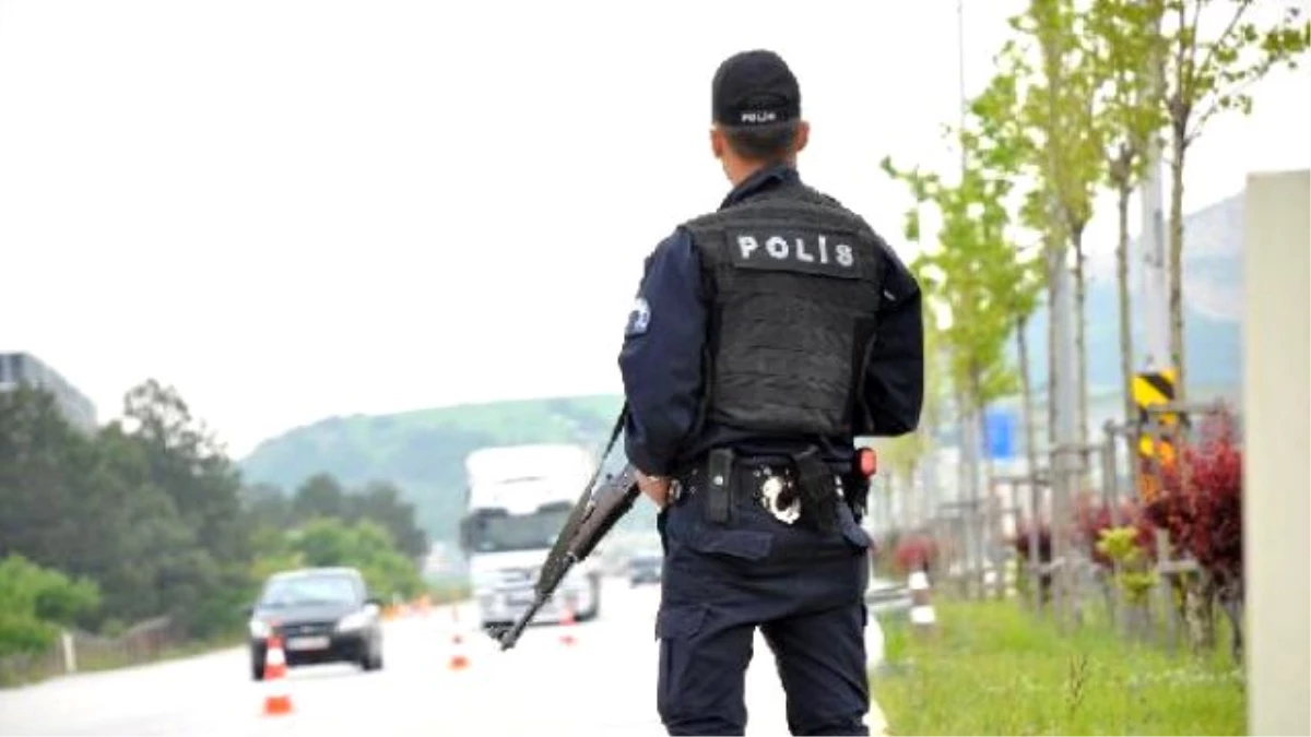 Çorum\'da Trafik Polisleri Sürücülere Leblebi İkram Etti