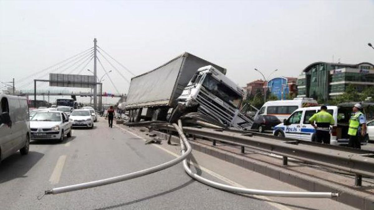 D-100'de TIR Dehşeti! Bariyerlerde 100 Metre Sürüklendi