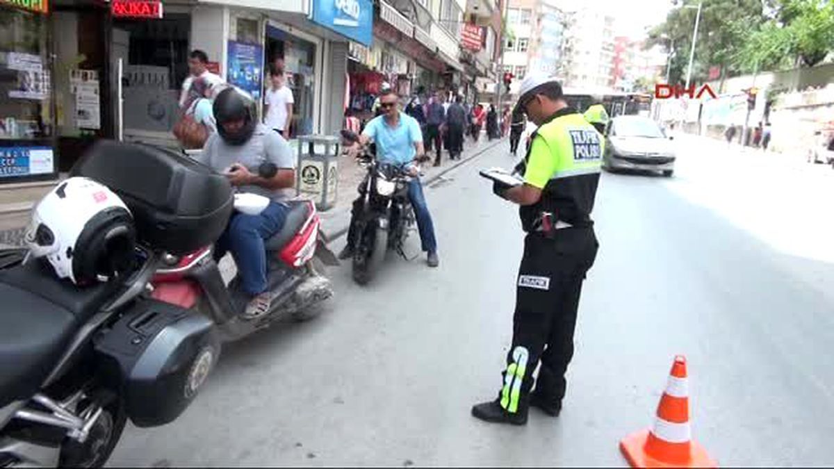 Denizli Kasksız Sürücülere Ceza Yerine Hediye