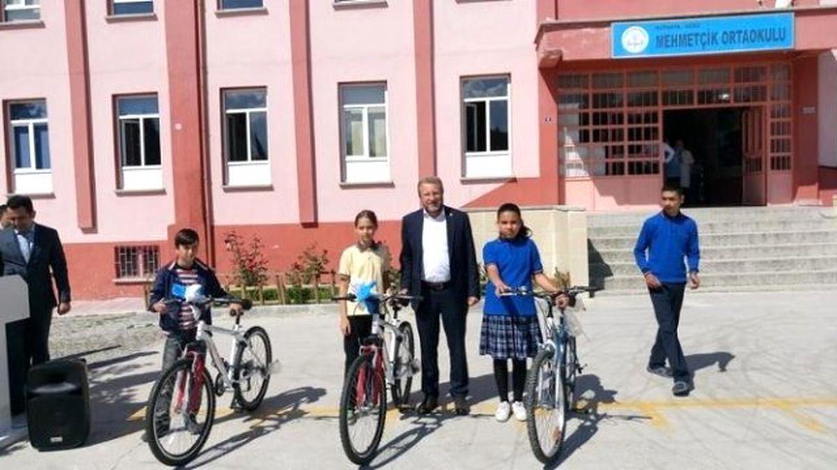 Gediz\'de Öğrencilere Bisiklet Dağıtıldı