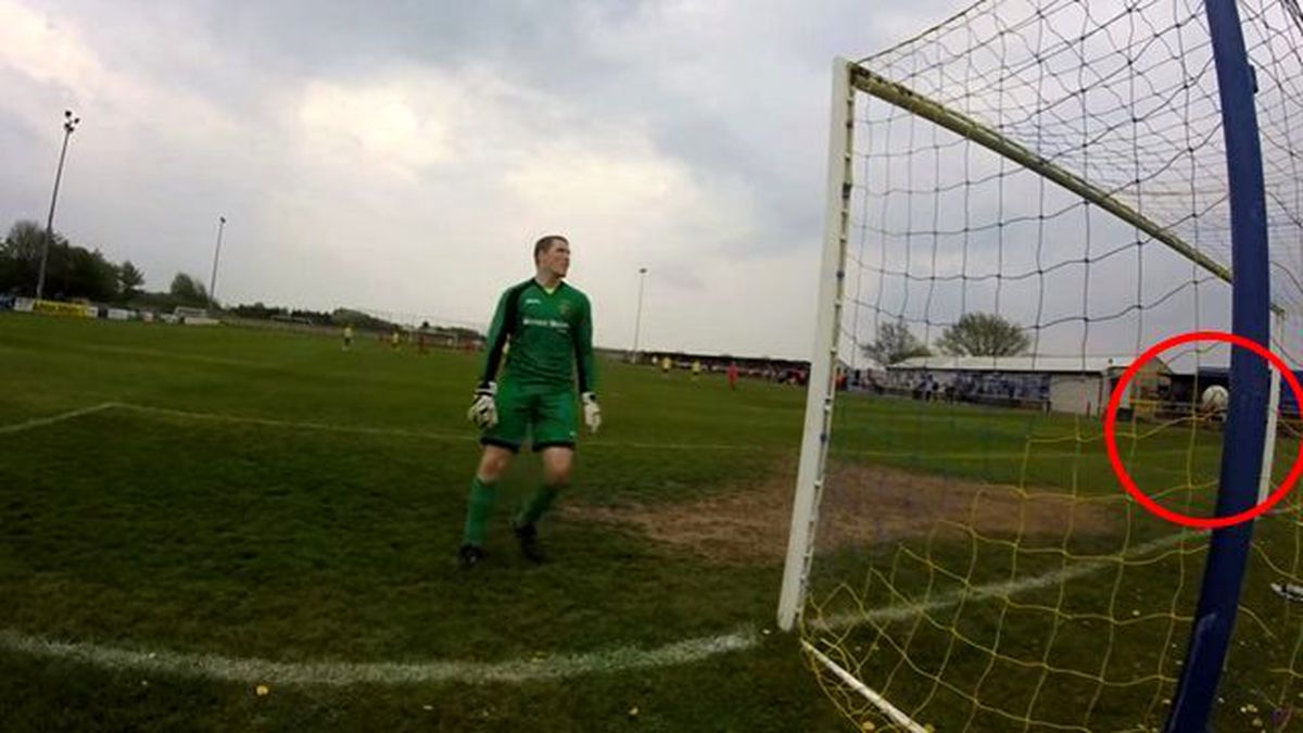 İngiltere'de Oynanan Amatör Maçta Hakem 50 Metreden Gelen Golü Görmedi
