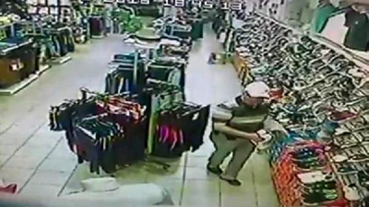 Kameradaki Ayakkabı Hırsızını Yakalatana Ayakkabı Hediye