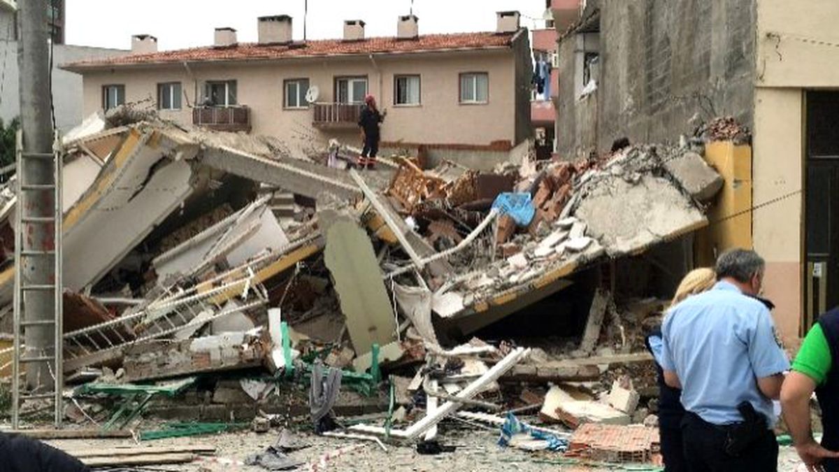 Lapseki\'de Çöken Binadaki Arama Kurtarma Çalışması Tamamlandı
