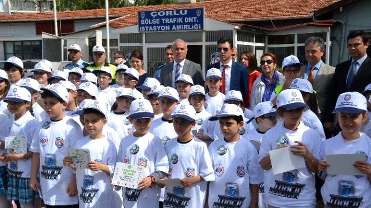 Öğrenciler Trafik Polisi Oldu, Emniyet Kemeri Takmayan Sürücüleri Denetledi