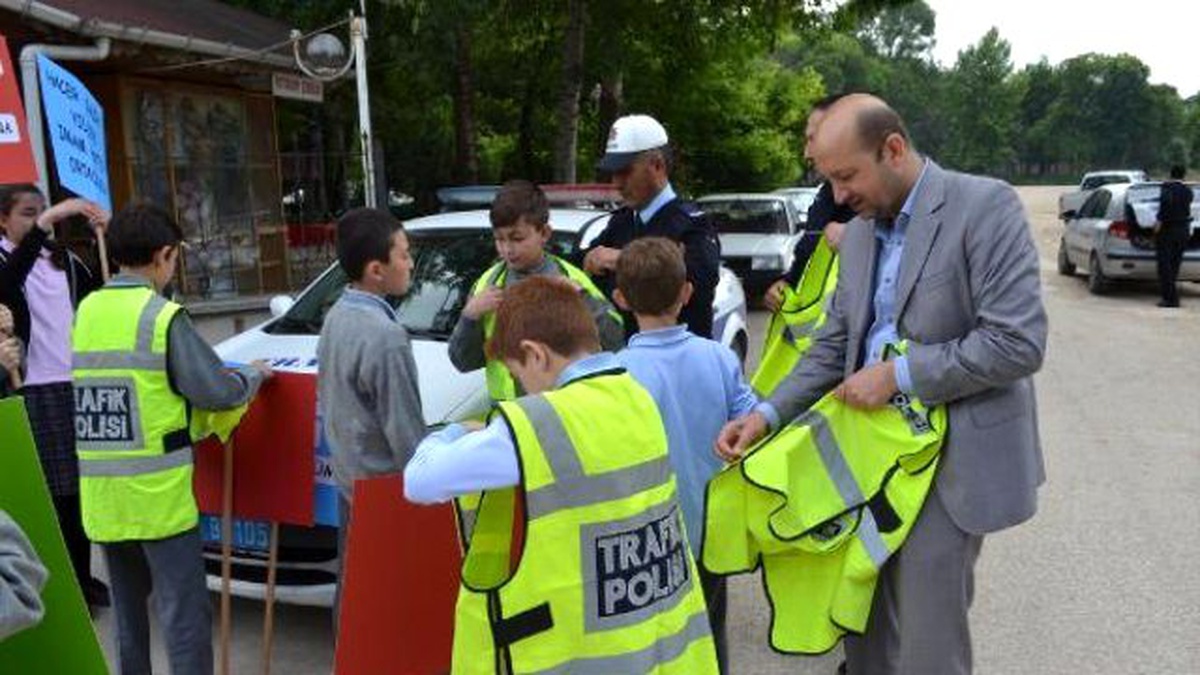 Öğrencilerden Emniyet Kemeri Takan Sürücülere Çikolata