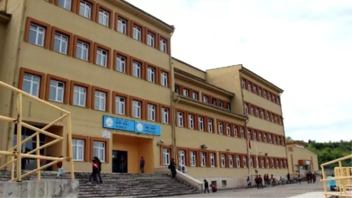 Okulun 3\'üncü Katından Atlayarak İntihara Kalkıştı