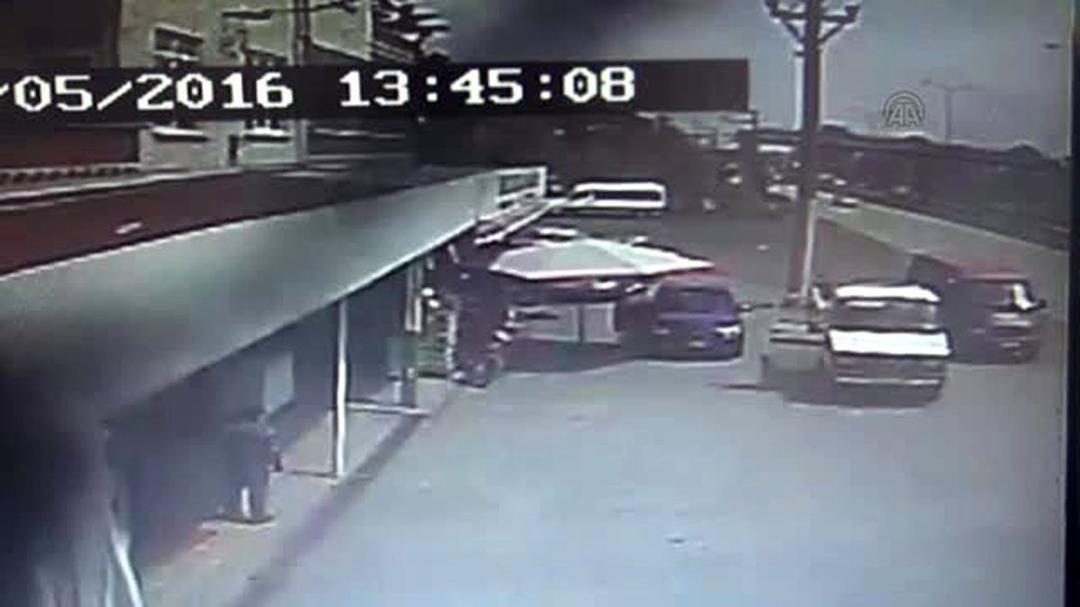 Otomobil Park Halindeki Minibüse Çarptı: 3 Yaralı