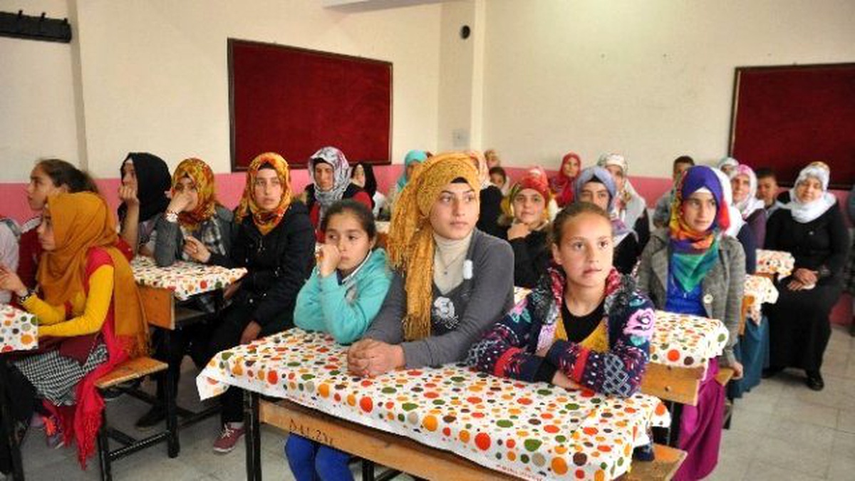 Anne ve Kızlar Aynı Sırada Eğitim Görüyor