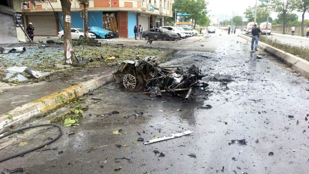 Sancaktepe'de Kışla Yakınındaki Patlamada Aracın Parçaları Etrafa Dağıldı