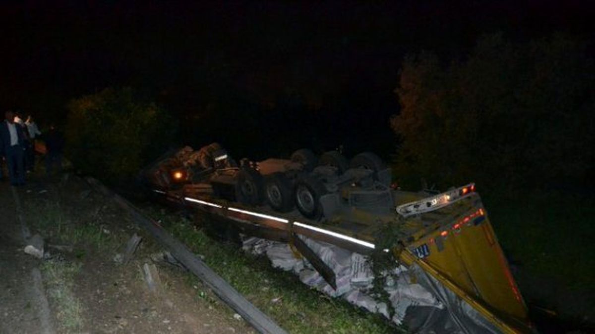 Tem Otoyolunda Tır Şarampole Uçtu: 1 Yaralı