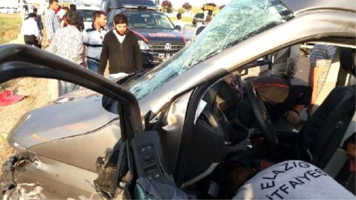 Tır\'ın Çarptığı Araçta Sıkışan Sürücü Ağır Yaralandı