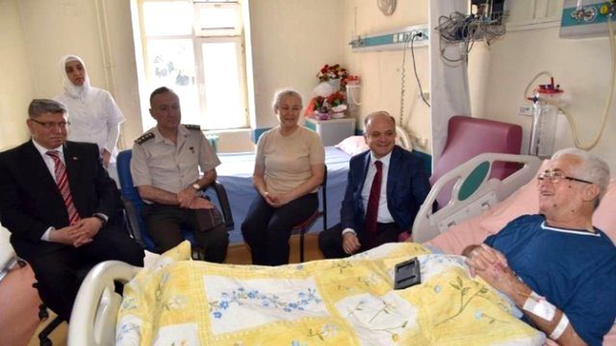 Vali Çakacak\'tan Şehidin Hasta Babasına Koral Ziyareti