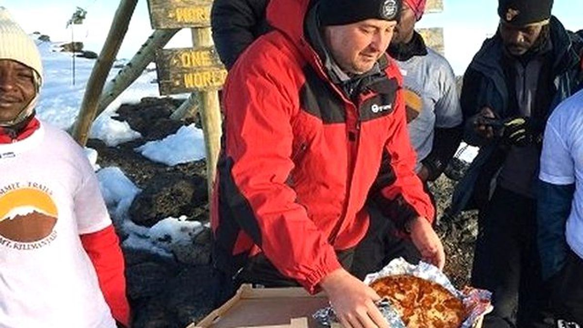 Yüzüncü Ülke Kutlaması İçin 5.895 Metreye Pizza Servisi Yaptılar