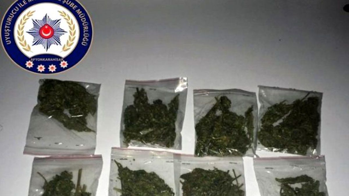 Afyonkarahisar\'da Polis Araç İçerisinde Esrar ve Extacy Hap Ele Geçirdi