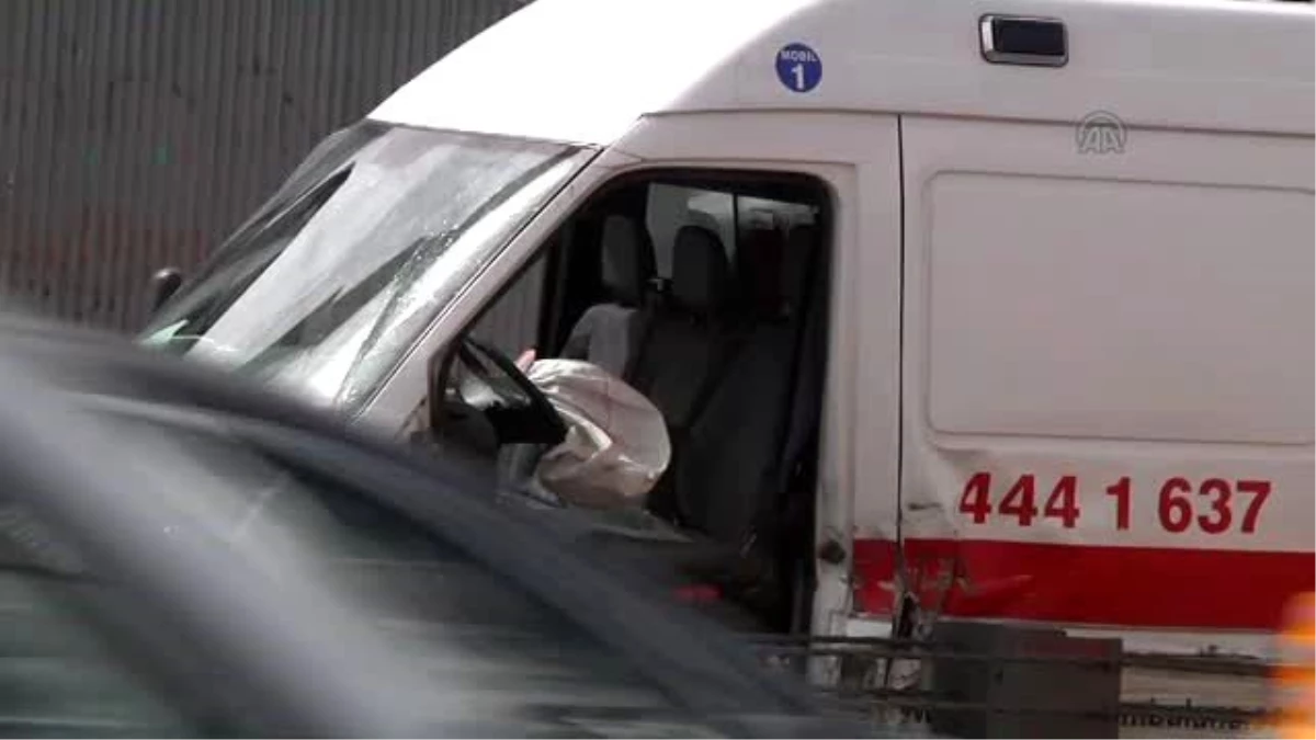 Bariyerlere Çarpan Ambulansın Sürücüsü Yaralandı