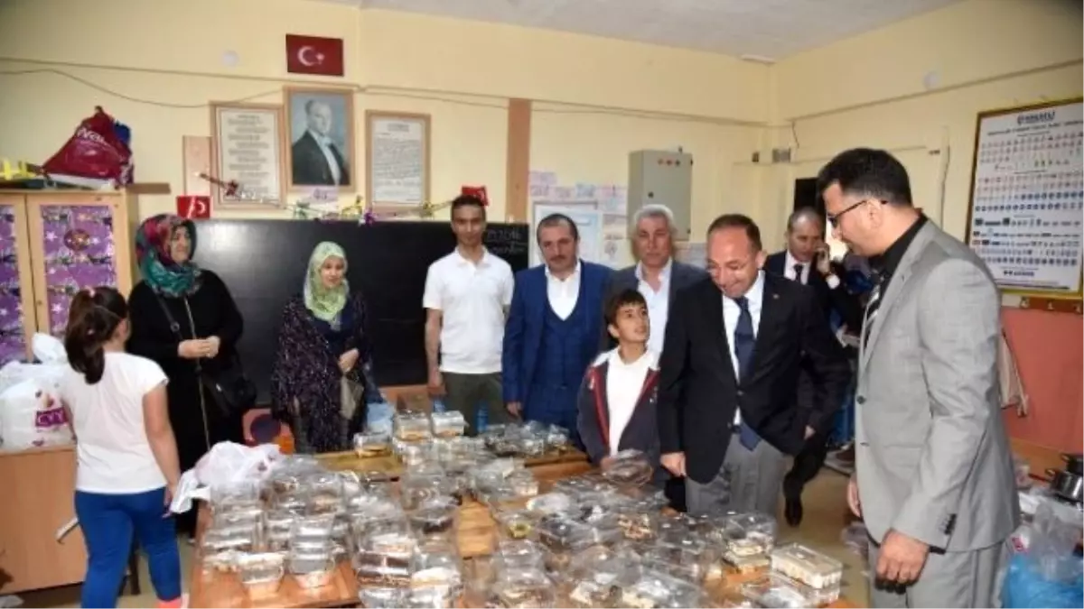 Başkan Üzülmez, Gazi İlkokulunun Kermesine Katıldı