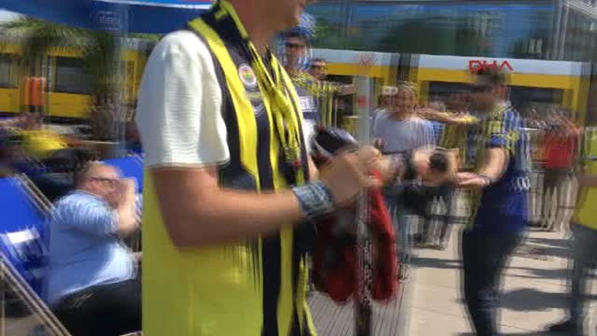 Berlin\'de Maç Saatine Yaklaşıldıkça Taraftarların Coşkusu Artıyor