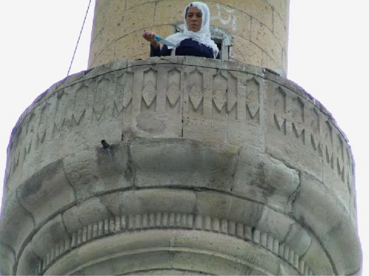 Bıçakla Minareye Çıkan Kadın İntihara Kalkıştı