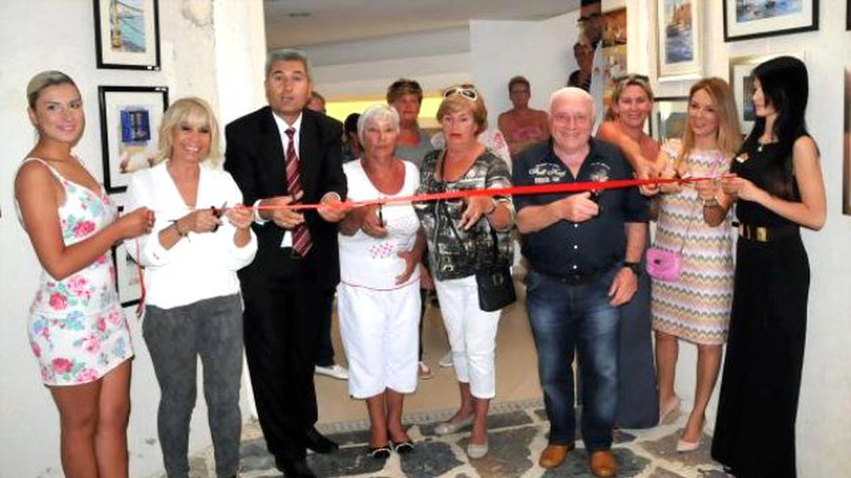 Bodrum\'da Otelde Resim Sergisi Açılışını Turistler Yaptı