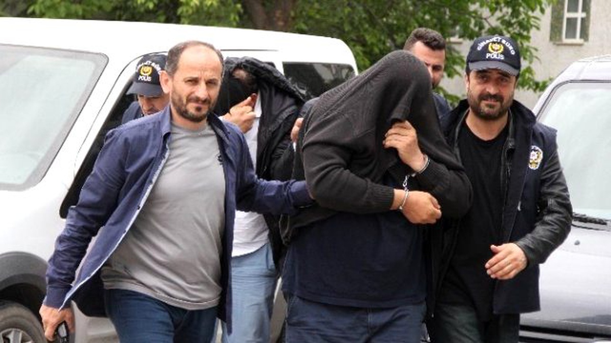 Cezaevi Önünde Silahlarla Yakalandılar