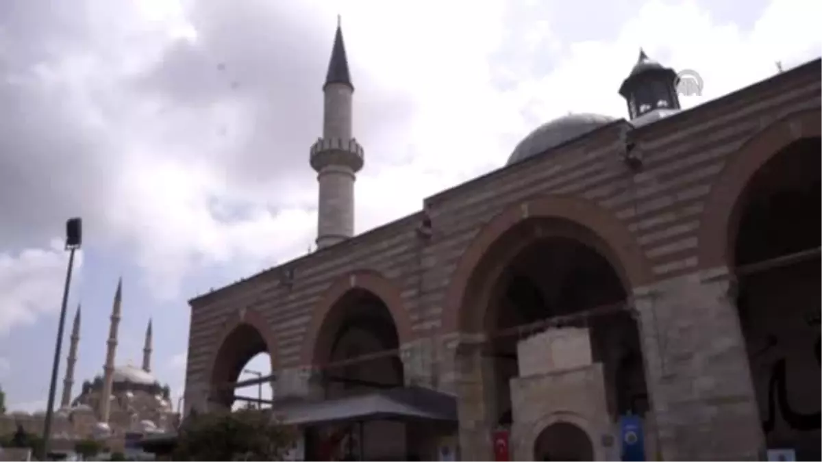 Edirne Eski Cami Cuma Vaktine Çiçeklerle Hazırlandı